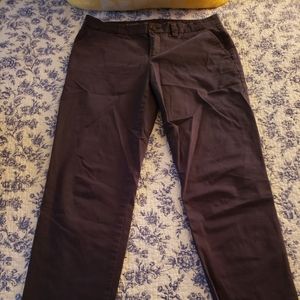 Gap broken in straight khaki size 6